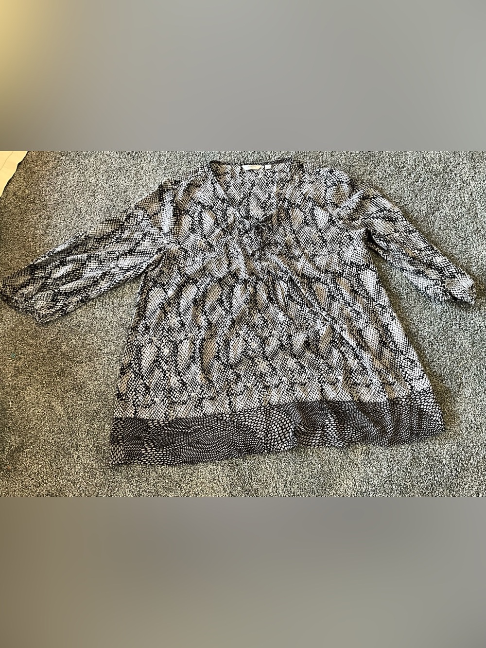 Liz Claiborne Black & White Patterned V-Neck Tunic